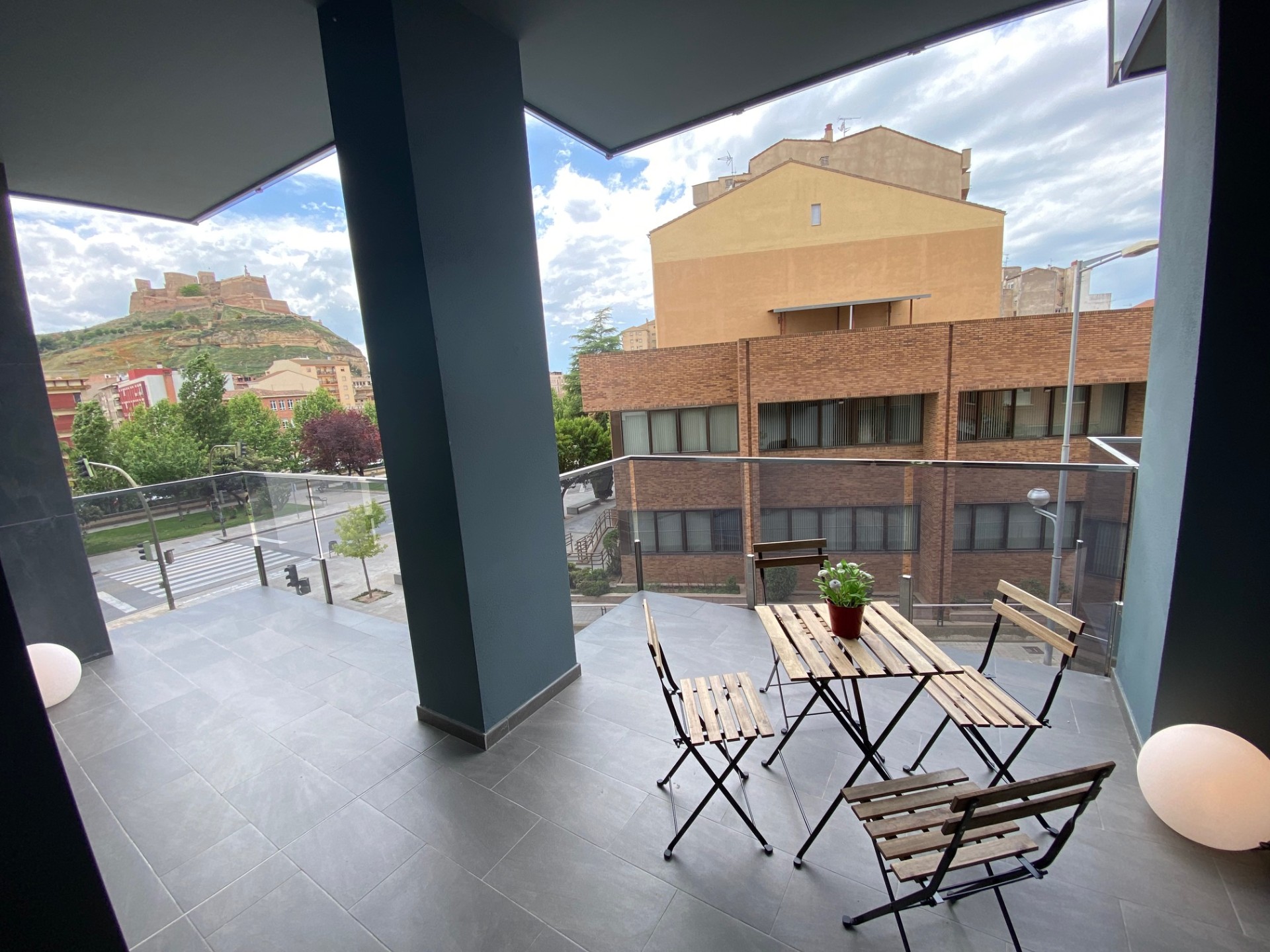 Terraza de Vianetto Home con vistas al castillo de Monzón