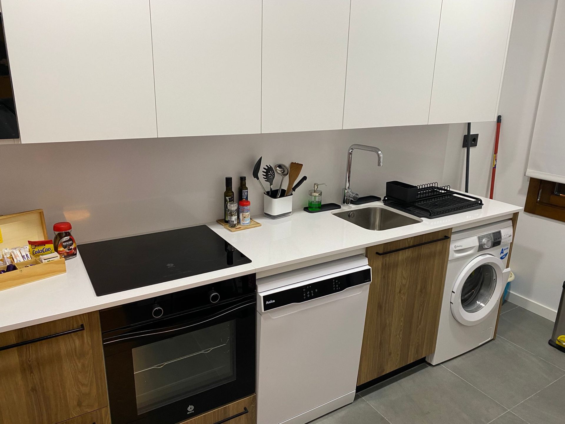 Cocina equipada con electrodomésticos